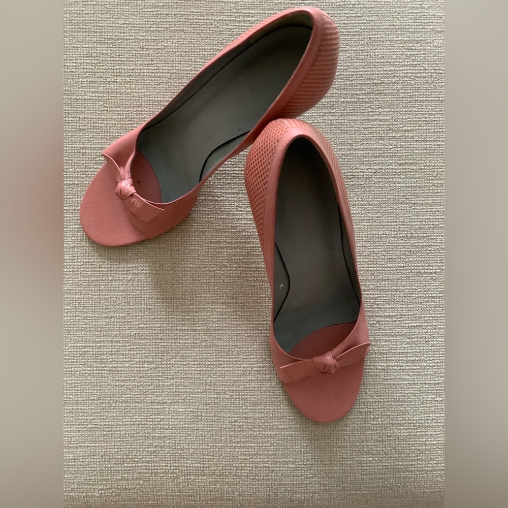 BCBGirls pink sandal with bow. Size 8.5 with 4” heel